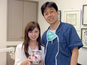 治療を終えられた米田様（写真左）と院長の伊藤（写真右）