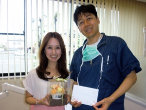 治療を終えられた永田様（写真左）と院長の伊藤（写真右）。『今、ホワイトニング治療も受けているので、さらに歯がきれいになるのが楽しみ』と、嬉しそうに語っていただきました。