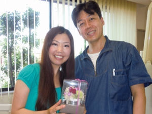 治療を終えられた長谷川様（写真左）と院長の伊藤（写真右）