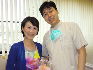 治療を終えられた塚越様（写真左）と院長の伊藤（写真右）