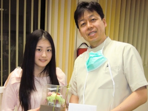 治療を終えられた大谷様（写真左）と院長の伊藤（写真右）